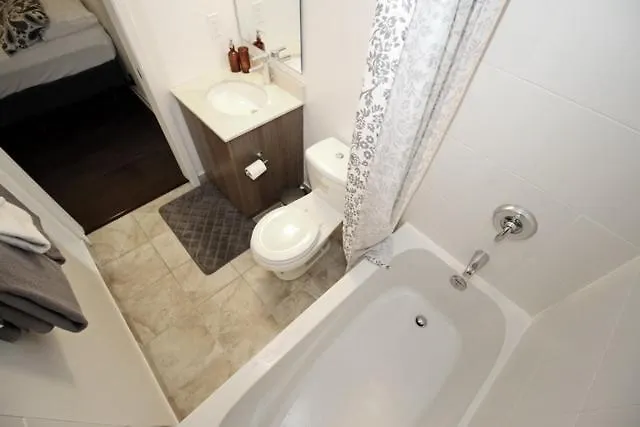 Presidential 2Br Plus 1 Condo, Entertainment District - Downtown With Cn Tower View, Balcony, Pool & Hot Tub Toronto