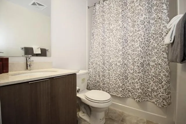 Presidential 2Br Plus 1 Condo, Entertainment District - Downtown With Cn Tower View, Balcony, Pool & Hot Tub Toronto Apartment