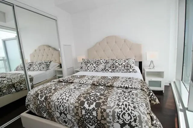 Apartment Presidential 2Br Plus 1 Condo, Entertainment District - Downtown With Cn Tower View, Balcony, Pool & Hot Tub Toronto
