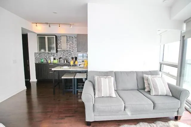 Presidential 2Br Plus 1 Condo, Entertainment District - Downtown With Cn Tower View, Balcony, Pool & Hot Tub Toronto