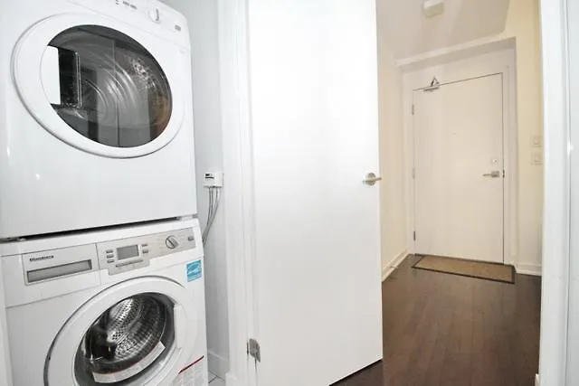 Apartment Presidential 2Br Plus 1 Condo, Entertainment District - Downtown With Cn Tower View, Balcony, Pool & Hot Tub Toronto Canada
